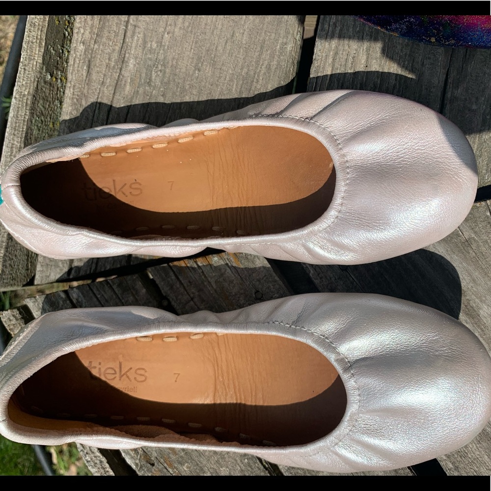 Pearlescent Tieks Size 7